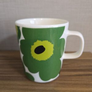 マグカップの花柄をアップで撮影した写真