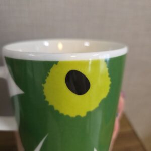 グリーンの花柄が入ったマグカップ全体の写真