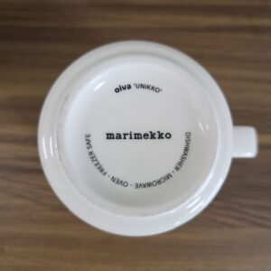 底面にブランド名やシリーズ名が表示されたマグカップの写真